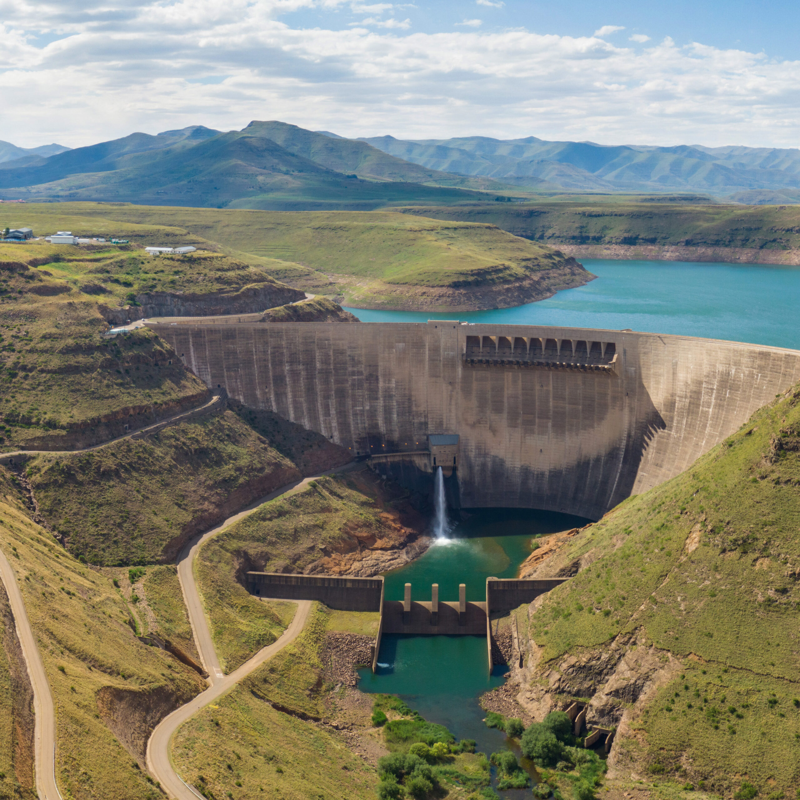 High,Resolution,Panorama,Of,Dam,Wall,And,Surrounding,Landscape,At